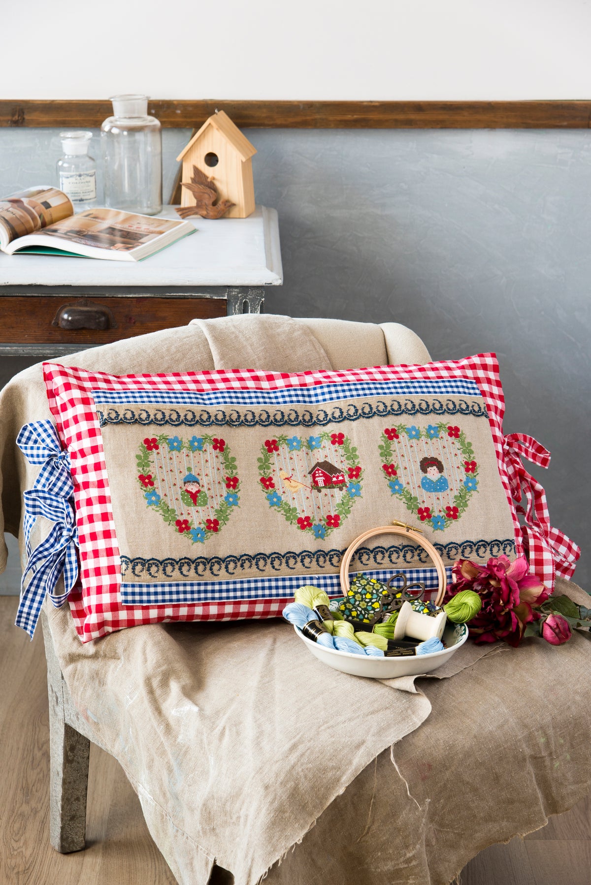 Mook point de croix : une quarantaine de motifs broderie inspirés des quatre saisons — printemps, été, automne et hiver — pour célébrer le charme du temps qui passe.