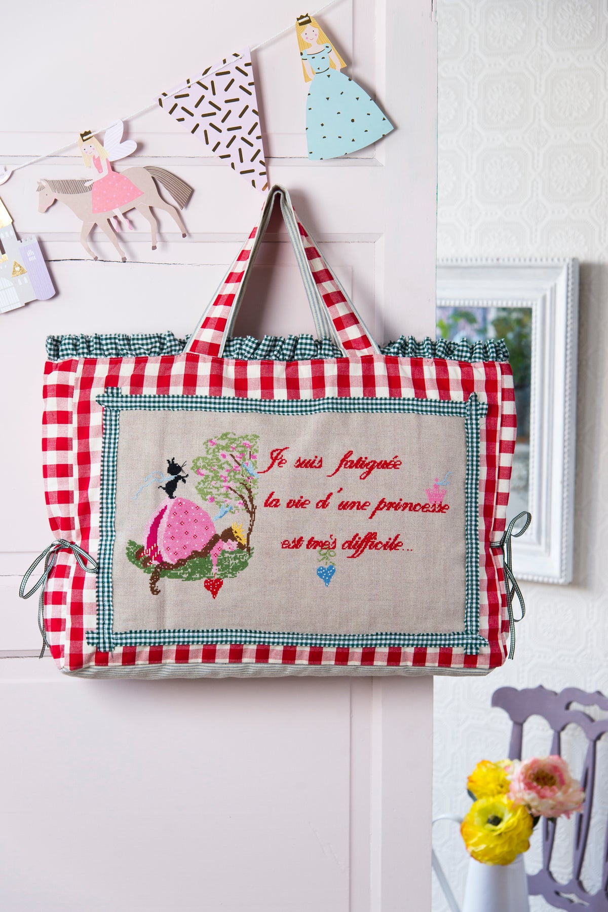 Mook point de croix : une quarantaine de motifs broderie inspirés des quatre saisons — printemps, été, automne et hiver — pour célébrer le charme du temps qui passe.