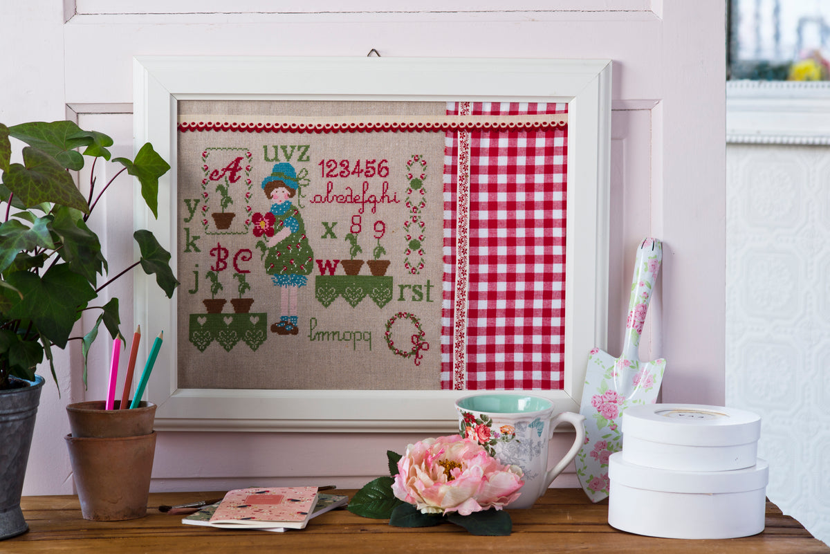 Mook point de croix : une quarantaine de motifs broderie inspirés des quatre saisons — printemps, été, automne et hiver — pour célébrer le charme du temps qui passe.