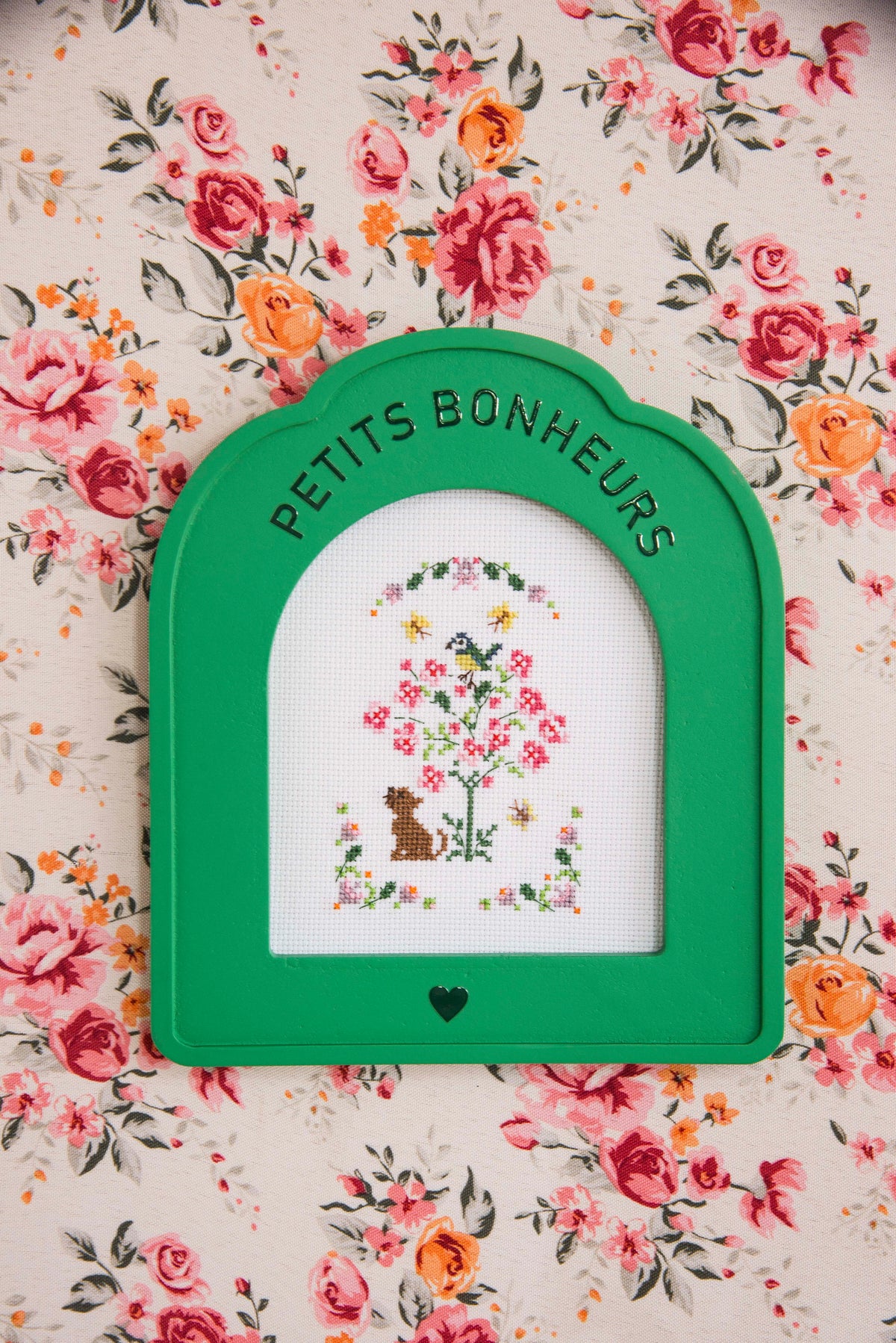 Trio de cadres pastel brodés aux scènes d'enfance tendres et poétiques. Dimensions : 17,5x20 cm, 15x15 cm et 13x16 cm. Grilles disponibles dans le mook Rose, la petite fille au chapeau.