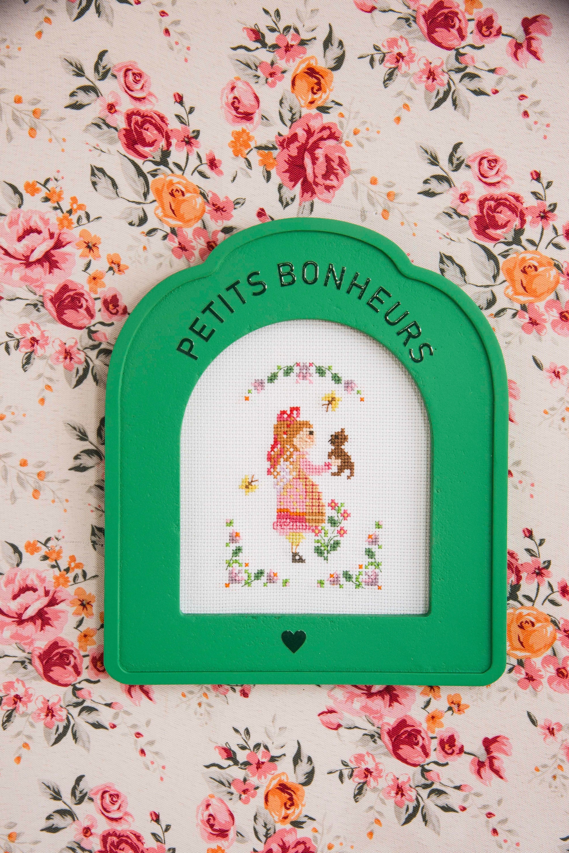 Trio de cadres pastel brodés aux scènes d'enfance tendres et poétiques. Dimensions : 17,5x20 cm, 15x15 cm et 13x16 cm. Grilles disponibles dans le mook Rose, la petite fille au chapeau.