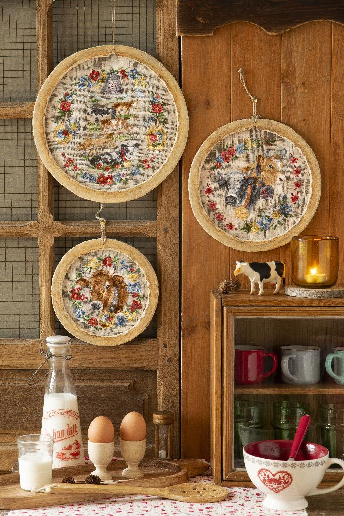 Lot de 3 cadres ronds en bois naturel (Ø16, 20 et 24 cm) pour broderie point de croix. Grille « Vaches » disponible dans Création Point de Croix n°104 (non incluse).