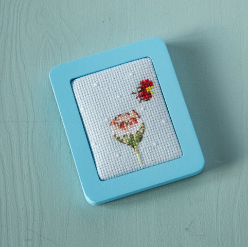 Lot de 6 petits cadres en bois aux couleurs pastel, idéal pour mettre en valeur vos broderies et mini motifs. Dimensions : 4,7 x 6 cm. Grille disponible dans Création Point de Croix N° 117.