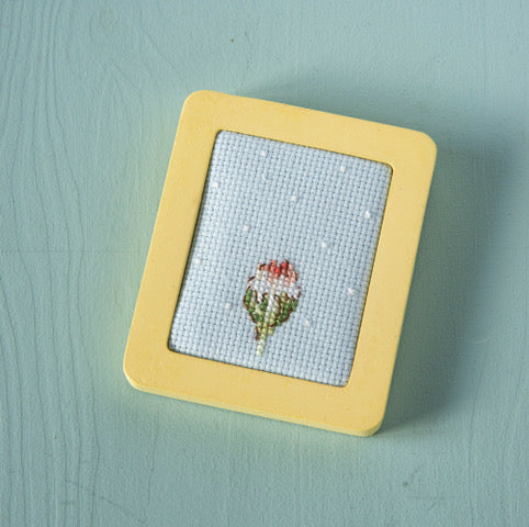 Lot de 6 petits cadres en bois aux couleurs pastel, idéal pour mettre en valeur vos broderies et mini motifs. Dimensions : 4,7 x 6 cm. Grille disponible dans Création Point de Croix N° 117.