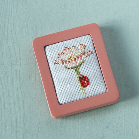 Lot de 6 petits cadres en bois aux couleurs pastel, idéal pour mettre en valeur vos broderies et mini motifs. Dimensions : 4,7 x 6 cm. Grille disponible dans Création Point de Croix N° 117.