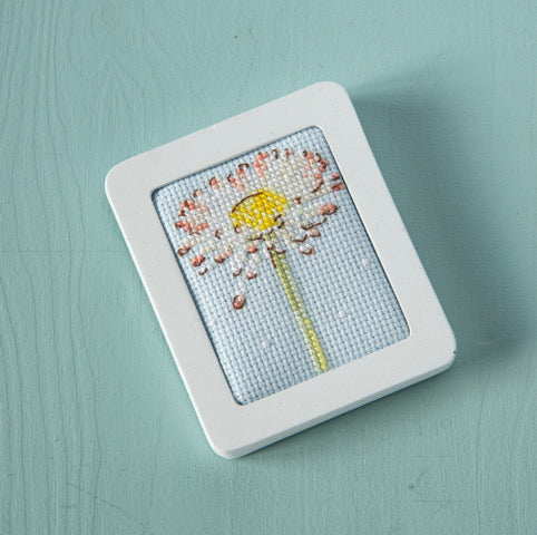 Lot de 6 petits cadres en bois aux couleurs pastel, idéal pour mettre en valeur vos broderies et mini motifs. Dimensions : 4,7 x 6 cm. Grille disponible dans Création Point de Croix N° 117.