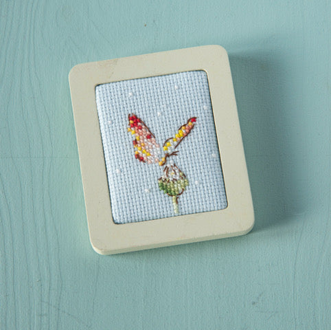 Lot de 6 petits cadres en bois aux couleurs pastel, idéal pour mettre en valeur vos broderies et mini motifs. Dimensions : 4,7 x 6 cm. Grille disponible dans Création Point de Croix N° 117.