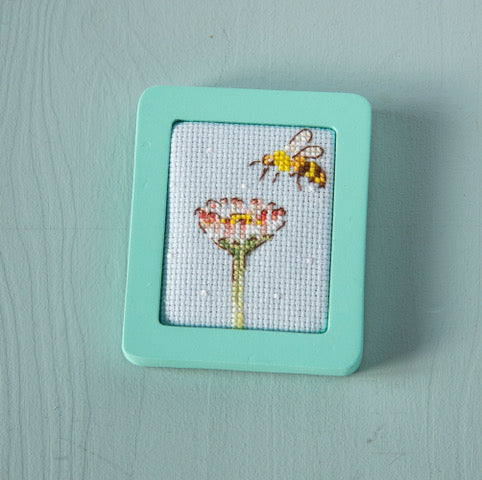 Lot de 6 petits cadres en bois aux couleurs pastel, idéal pour mettre en valeur vos broderies et mini motifs. Dimensions : 4,7 x 6 cm. Grille disponible dans Création Point de Croix N° 117.