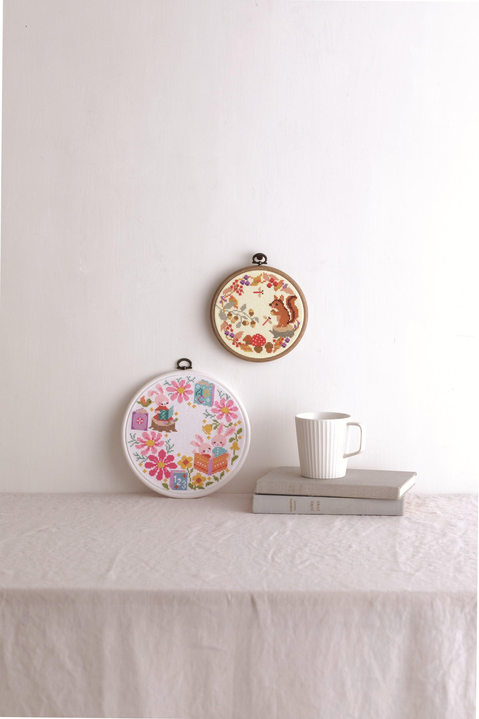 Les couronnes des saisons au point de croix