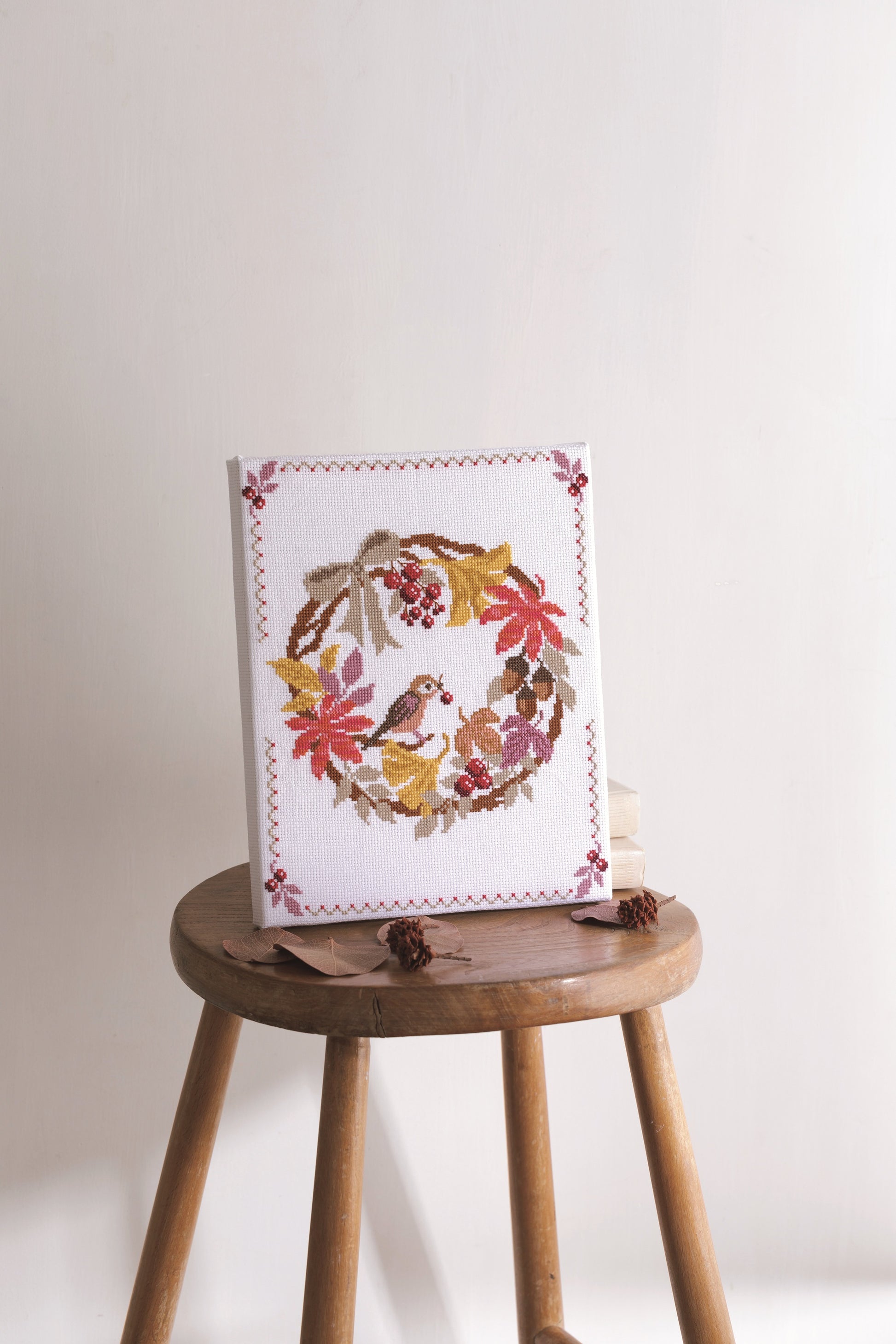 Les couronnes des saisons au point de croix