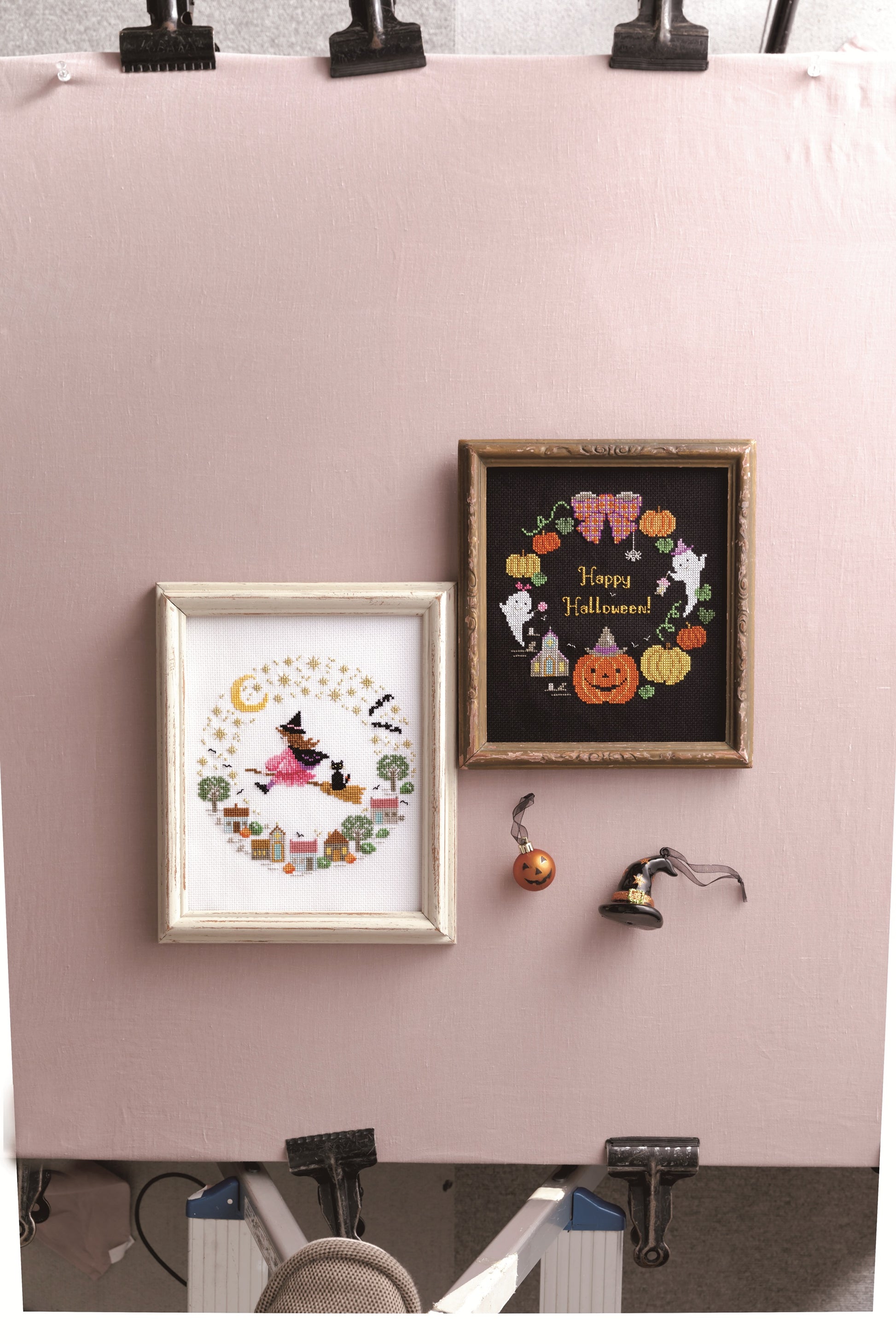 Les couronnes des saisons au point de croix