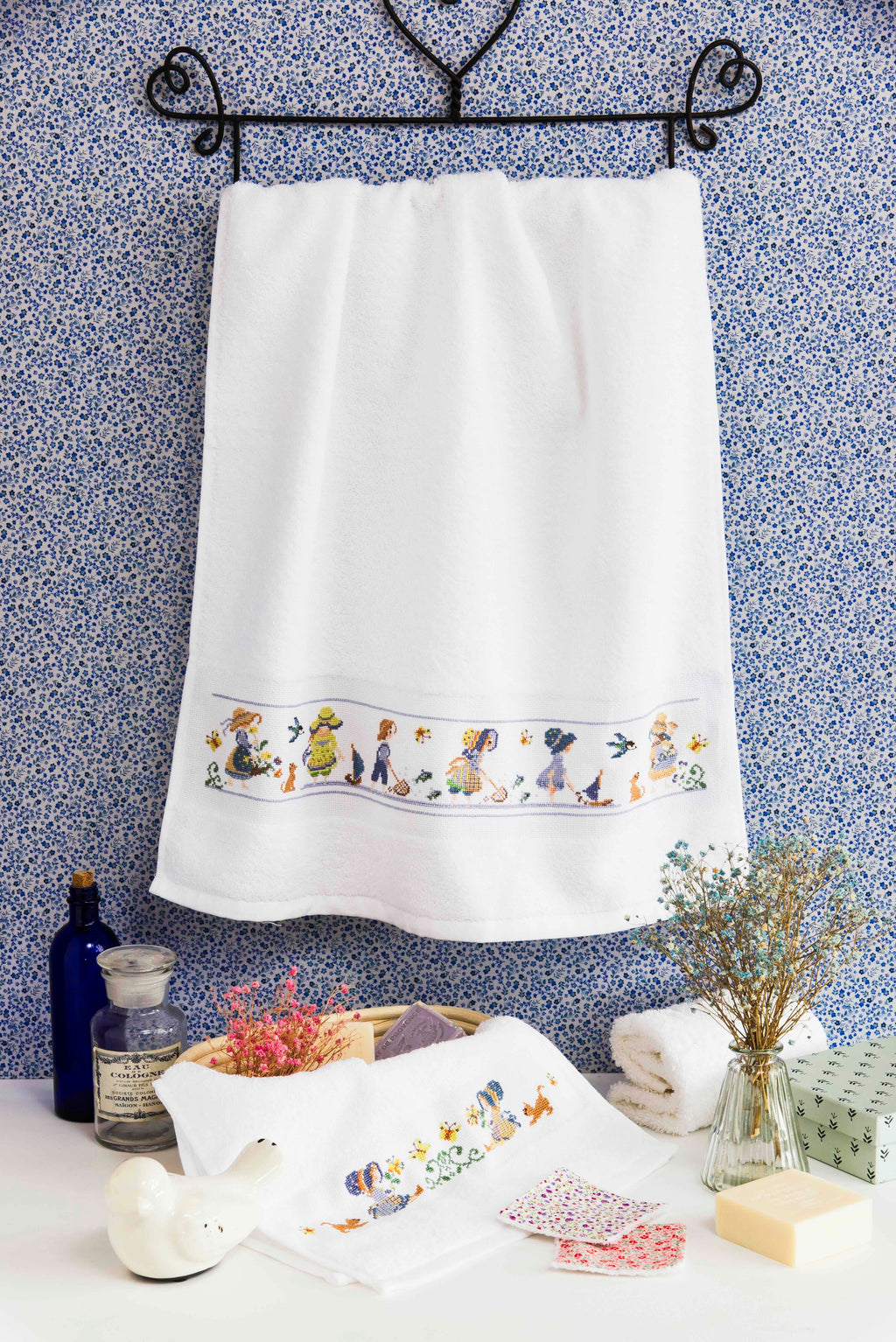 Serviette de bain blanche « Rose, La petite fille au chapeau »