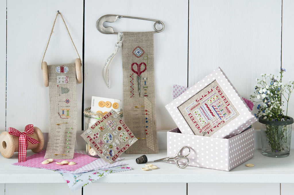Mook point de croix : 15 créations mêlant petite couture et broderie, avec des motifs originaux autour de la mercerie — dés à coudre, boutons, rubans et ciseaux.