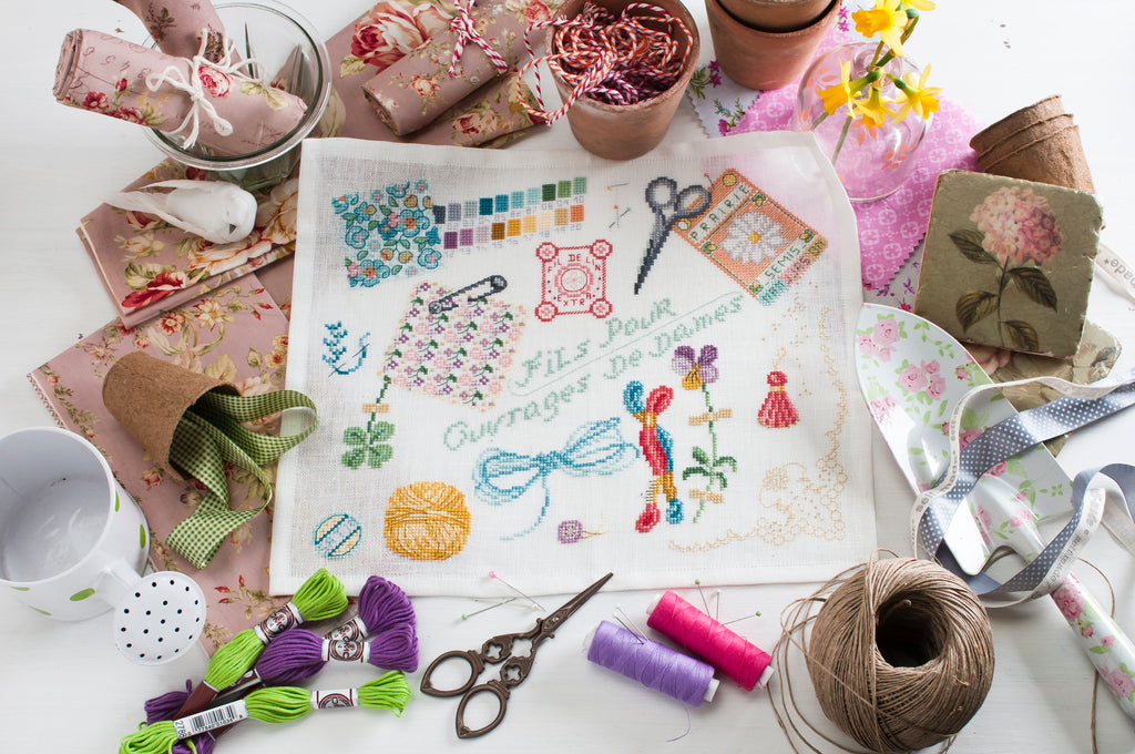 Mook point de croix : 15 créations mêlant petite couture et broderie, avec des motifs originaux autour de la mercerie — dés à coudre, boutons, rubans et ciseaux.