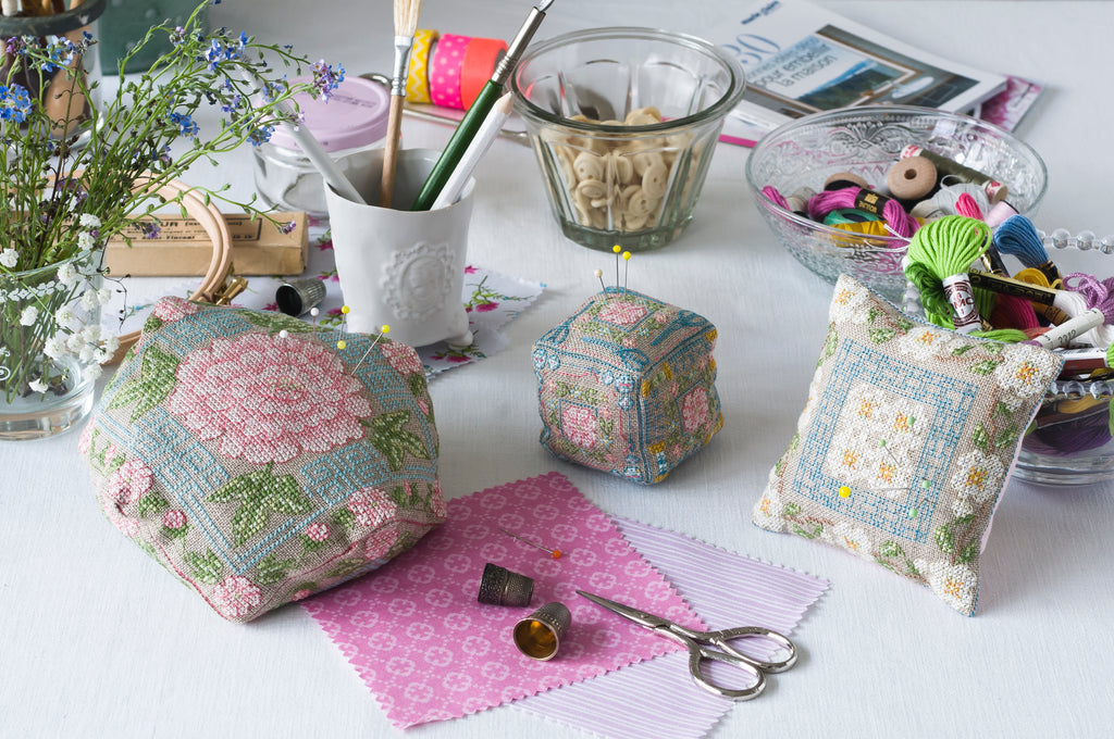 Mook point de croix : 15 créations mêlant petite couture et broderie, avec des motifs originaux autour de la mercerie — dés à coudre, boutons, rubans et ciseaux.