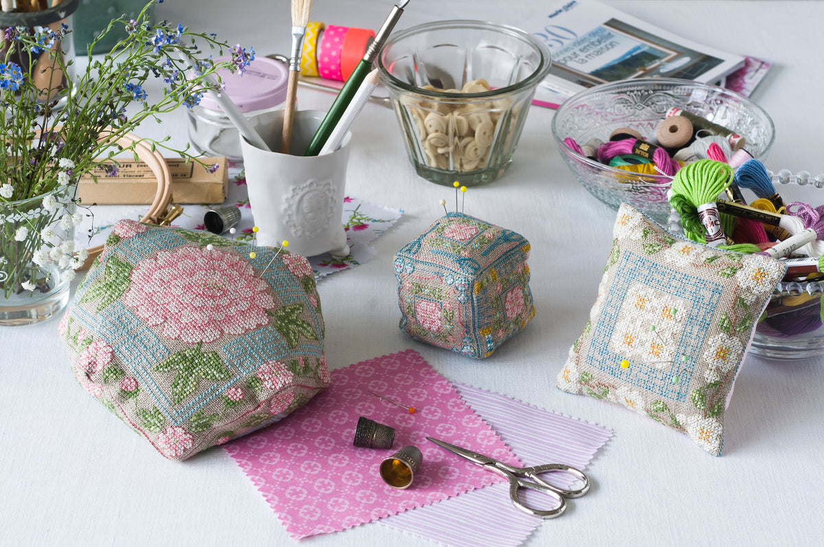 Mook point de croix : 15 créations mêlant petite couture et broderie, avec des motifs originaux autour de la mercerie — dés à coudre, boutons, rubans et ciseaux.