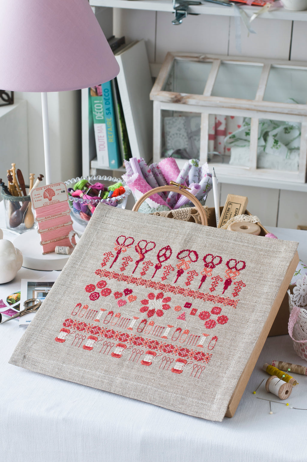 Mook point de croix : 15 créations mêlant petite couture et broderie, avec des motifs originaux autour de la mercerie — dés à coudre, boutons, rubans et ciseaux.