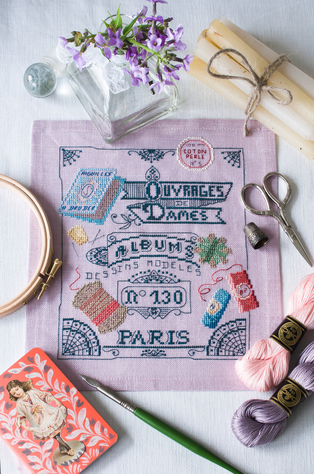 Mook point de croix : 15 créations mêlant petite couture et broderie, avec des motifs originaux autour de la mercerie — dés à coudre, boutons, rubans et ciseaux.