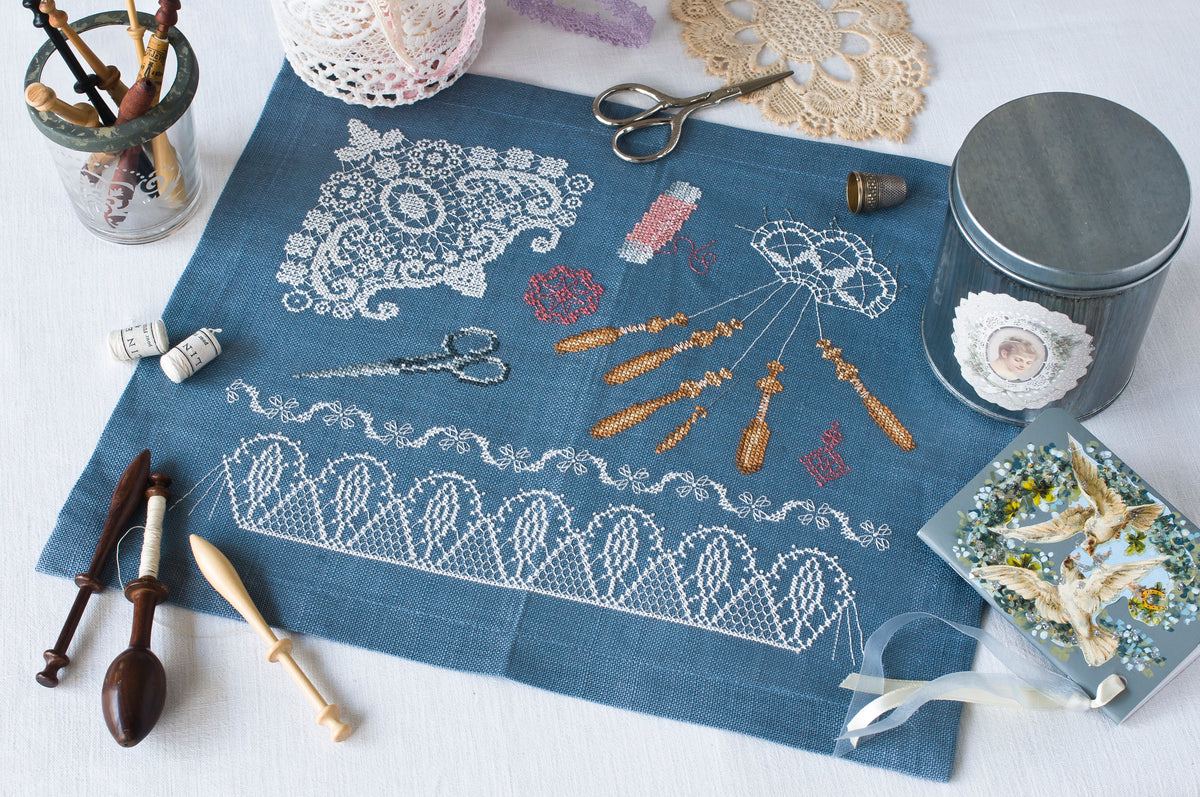 Mook point de croix : 15 créations mêlant petite couture et broderie, avec des motifs originaux autour de la mercerie — dés à coudre, boutons, rubans et ciseaux.