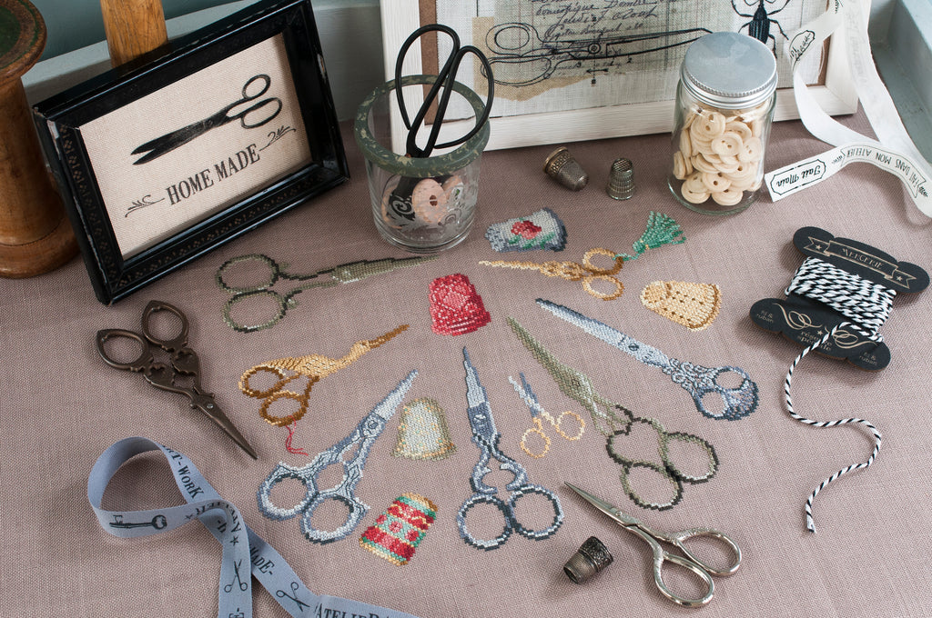 Mook point de croix : 15 créations mêlant petite couture et broderie, avec des motifs originaux autour de la mercerie — dés à coudre, boutons, rubans et ciseaux.
