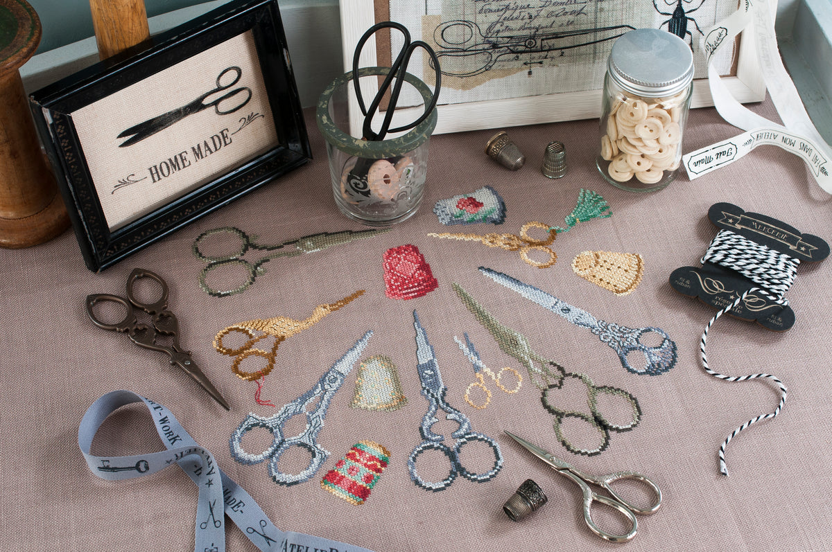 Mook point de croix : 15 créations mêlant petite couture et broderie, avec des motifs originaux autour de la mercerie — dés à coudre, boutons, rubans et ciseaux.