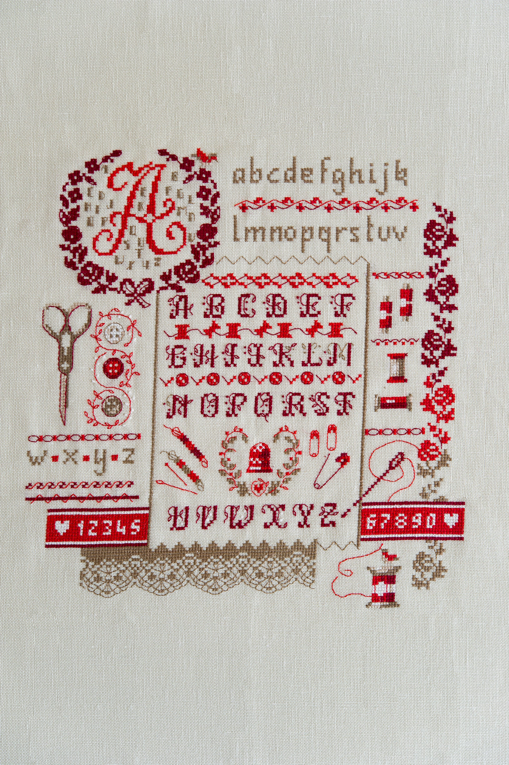 Mook point de croix : 15 créations mêlant petite couture et broderie, avec des motifs originaux autour de la mercerie — dés à coudre, boutons, rubans et ciseaux.