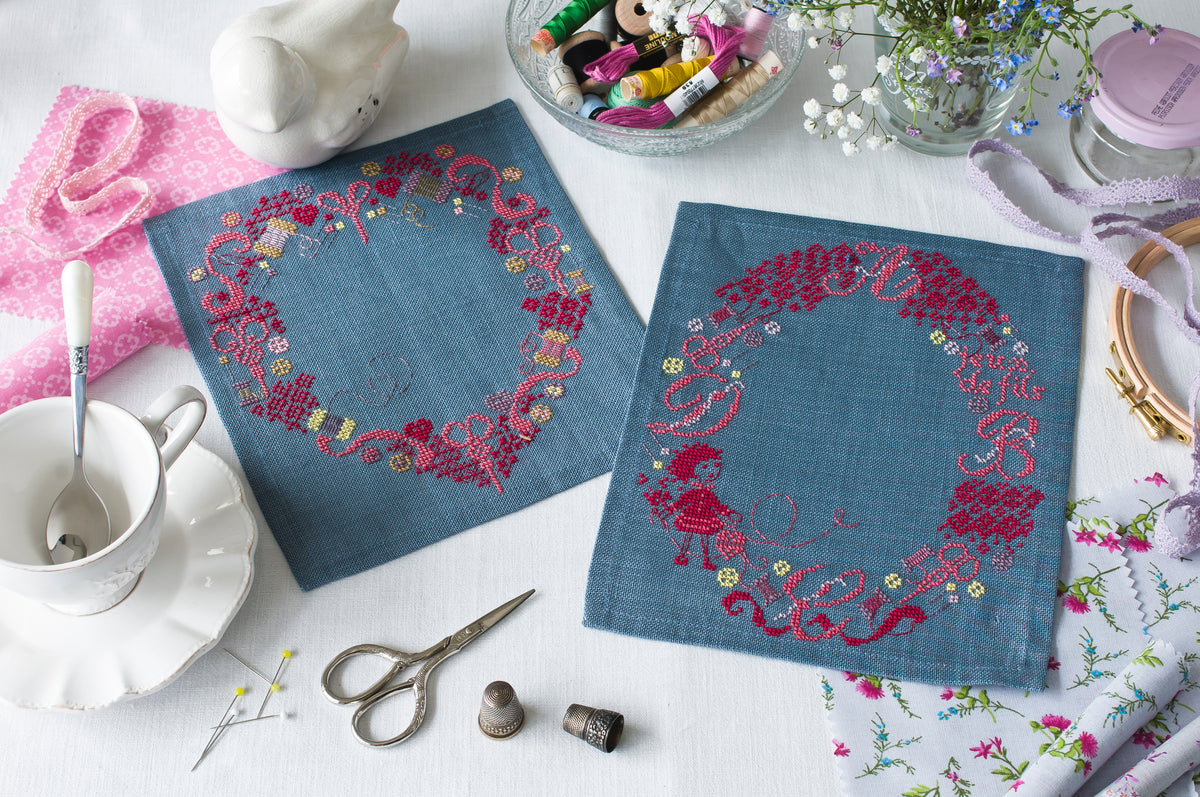 Mook point de croix : 15 créations mêlant petite couture et broderie, avec des motifs originaux autour de la mercerie — dés à coudre, boutons, rubans et ciseaux.