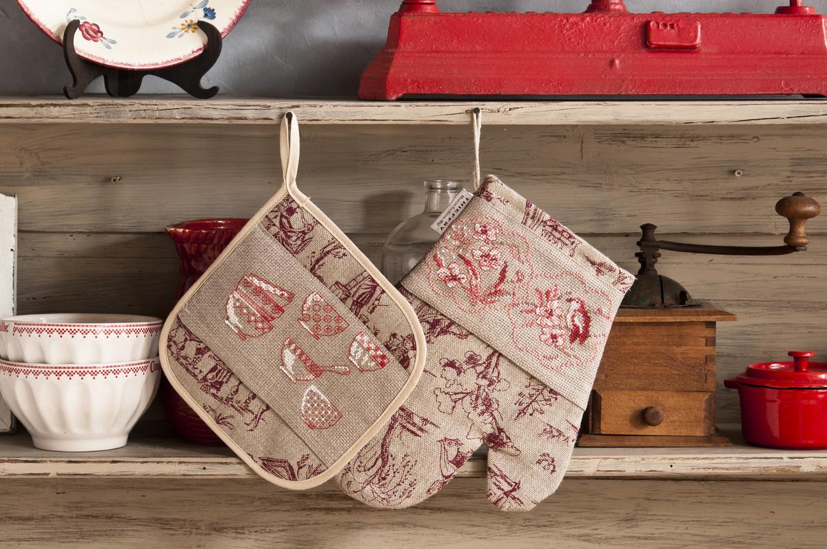 Lot gant + manique en lin toile de Jouy rouge, broderie Aïda 5,5 pts. Fabrication française. Grille dans le mook Vaisselle ancienne.