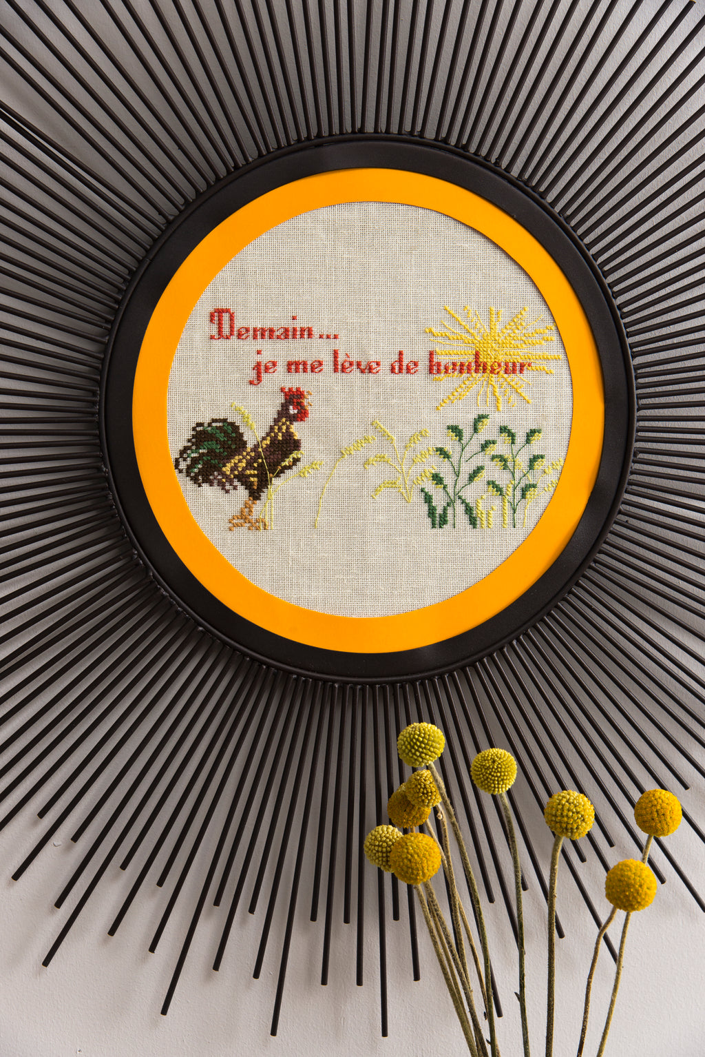 Mook point de croix : 33 messages à broder drôles et optimistes — pensées positives, messages gourmands et graphiques pour personnaliser votre intérieur.