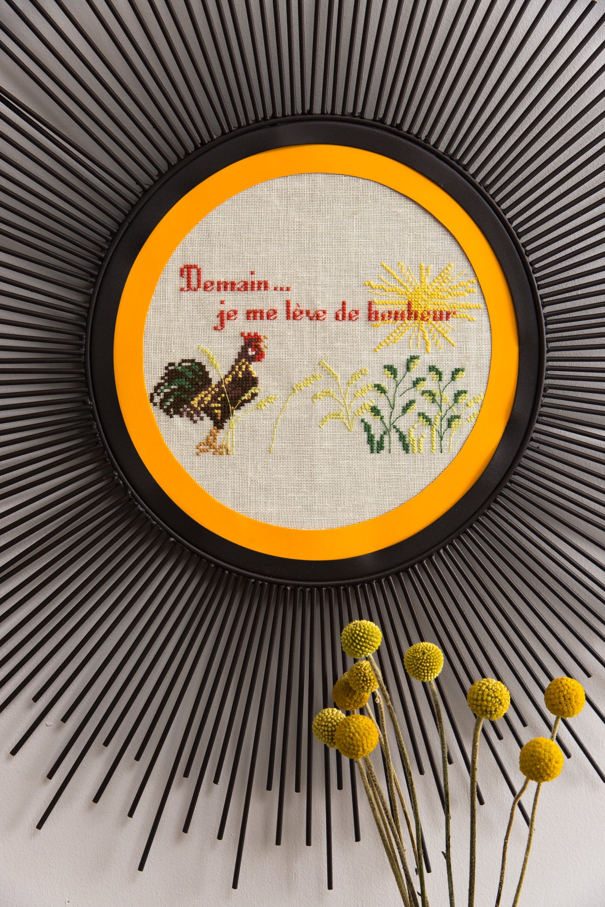 Mook point de croix : 33 messages à broder drôles et optimistes — pensées positives, messages gourmands et graphiques pour personnaliser votre intérieur.