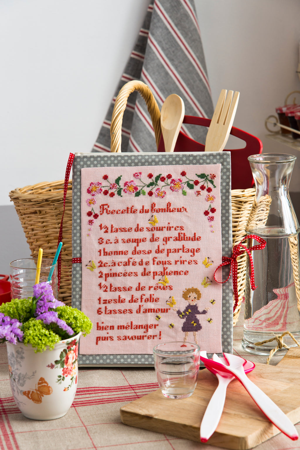 Mook point de croix : 33 messages à broder drôles et optimistes — pensées positives, messages gourmands et graphiques pour personnaliser votre intérieur.