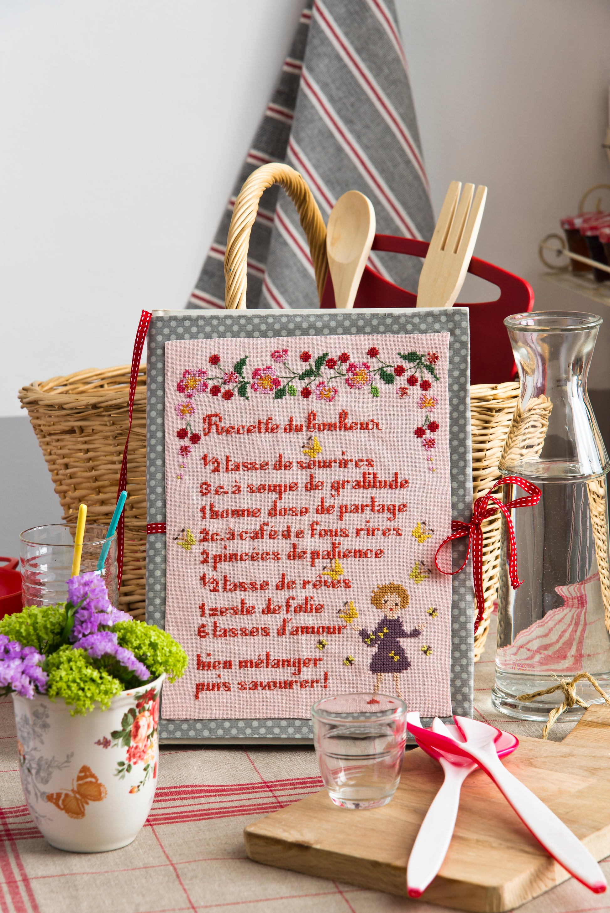 Mook point de croix : 33 messages à broder drôles et optimistes — pensées positives, messages gourmands et graphiques pour personnaliser votre intérieur.