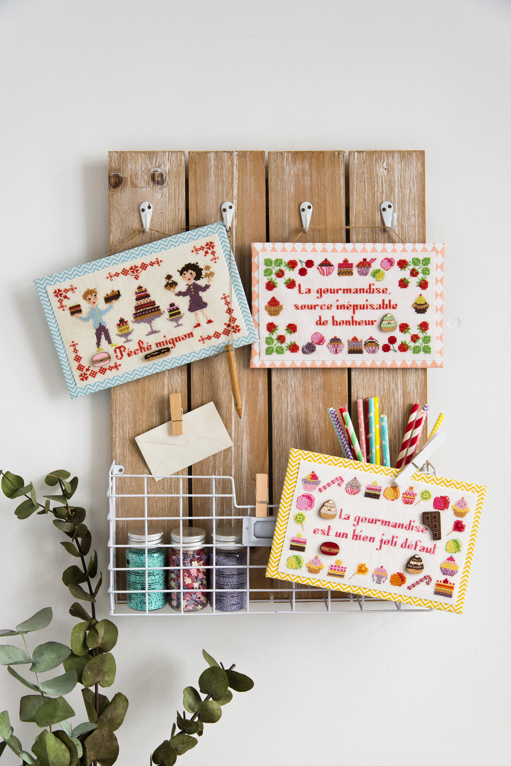 Mook point de croix : 33 messages à broder drôles et optimistes — pensées positives, messages gourmands et graphiques pour personnaliser votre intérieur.
