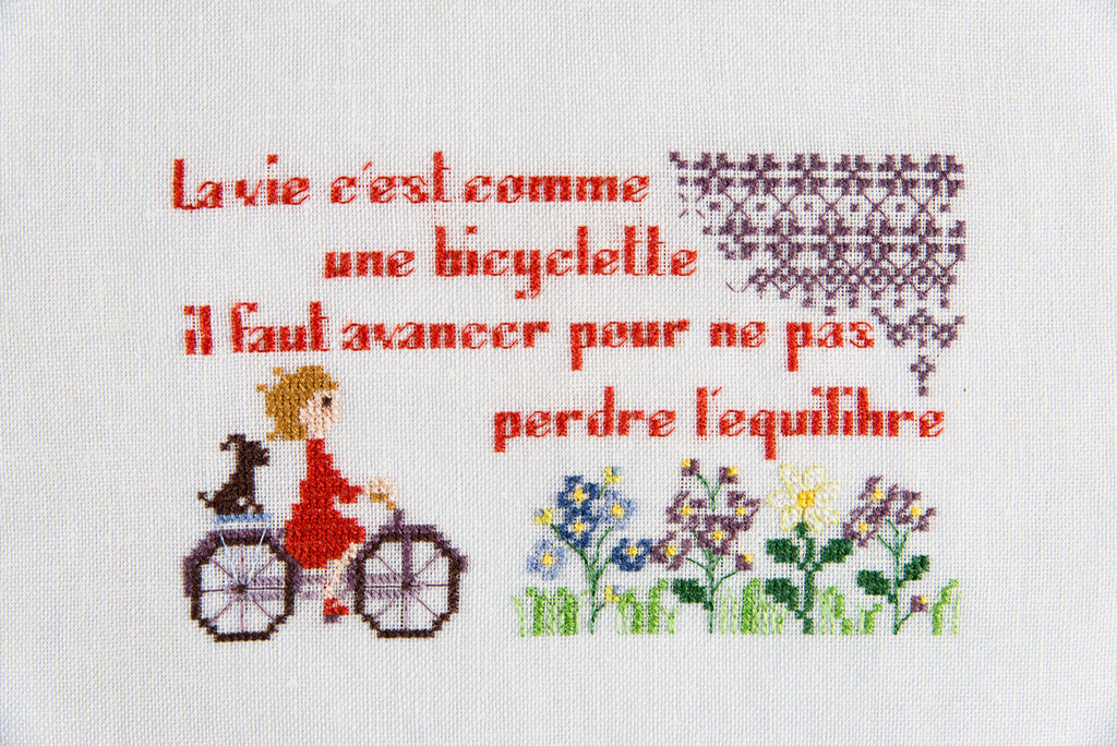 Mook point de croix : 33 messages à broder drôles et optimistes — pensées positives, messages gourmands et graphiques pour personnaliser votre intérieur.