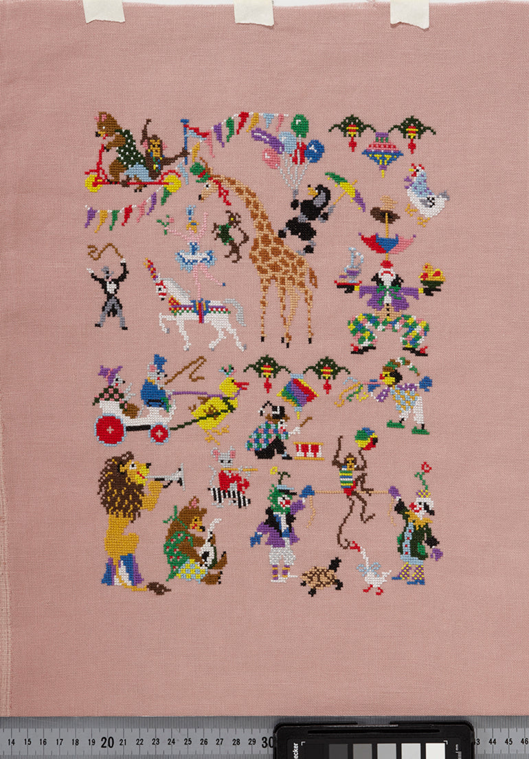 Hommage à Mies Bloch : scènes d'enfance, saisons, cirque en point de croix. Éd. Nihon Vogue, ~80 pages couleur, en japonais.