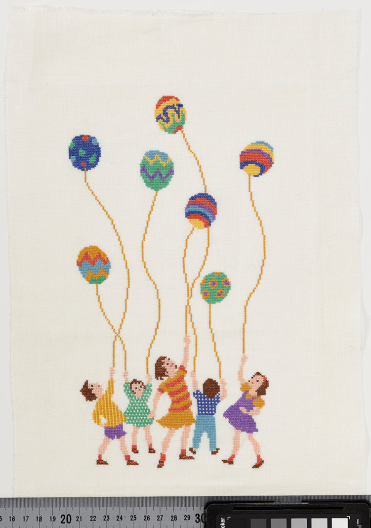 Hommage à Mies Bloch : scènes d'enfance, saisons, cirque en point de croix. Éd. Nihon Vogue, ~80 pages couleur, en japonais.