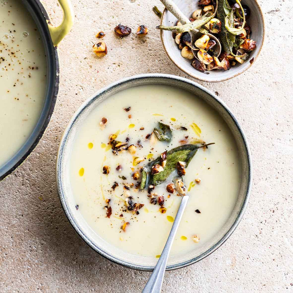 Chères lectrices, chers lecteurs, Les jours raccourcissent, l’air se rafraîchit… et l’envie de se retrouver autour de bons plats devient irrésistible. L’hiver et les fêtes sont le moment idéal pour profiter pleinement de votre robot de cuisine et préparer des repas qui réchauffent les cœurs autant que les papilles. Dans ce numéro spécial, nous avons mis les petits plats dans les grands ! Que vous cuisiniez avec le Cook Expert, le Companion, le Monsieur Cuisine ou le Compact Cook, vous trouverez une multitud