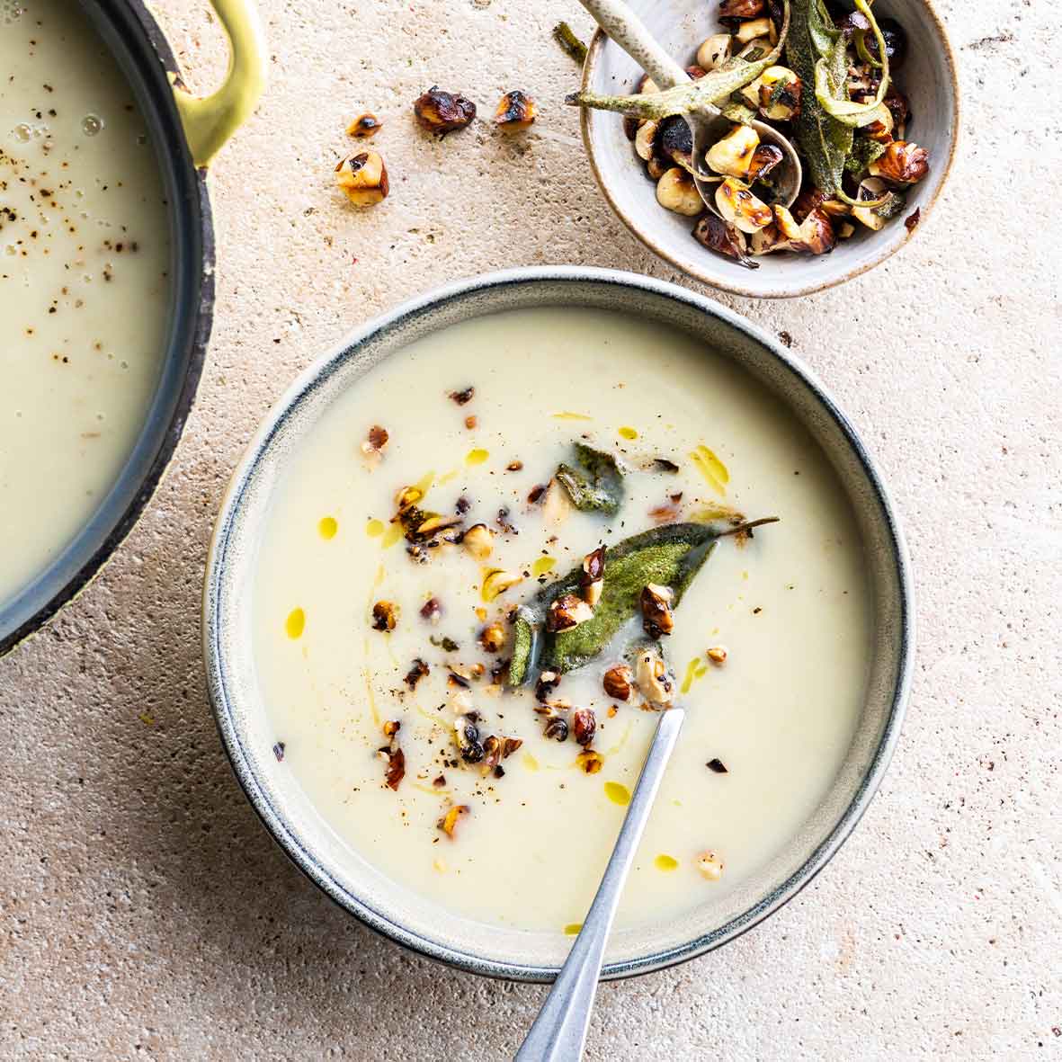 Chères lectrices, chers lecteurs, Les jours raccourcissent, l’air se rafraîchit… et l’envie de se retrouver autour de bons plats devient irrésistible. L’hiver et les fêtes sont le moment idéal pour profiter pleinement de votre robot de cuisine et préparer des repas qui réchauffent les cœurs autant que les papilles. Dans ce numéro spécial, nous avons mis les petits plats dans les grands ! Que vous cuisiniez avec le Cook Expert, le Companion, le Monsieur Cuisine ou le Compact Cook, vous trouverez une multitud