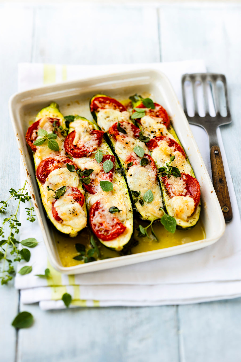 Mon Robot ce Héros N°45 : 50 recettes légumes, salades, plats mijotés et conserves maison pour cuisiner de l’été à l’hiver avec votre Cookeo. 