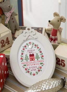 Découvrez le hors-série Cadres pour Noël de César Editions. Tableaux brodés au point de croix pour décorer votre intérieur et offrir de beaux cadeaux de fêtes.