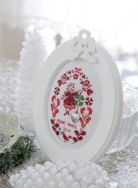 Découvrez le hors-série Cadres pour Noël de César Editions. Tableaux brodés au point de croix pour décorer votre intérieur et offrir de beaux cadeaux de fêtes.