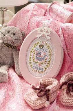 Découvrez le hors-série Cadres pour Pâques de César Editions. Broderies printanières, motifs jardin, poussins et créations dentelle pour bébés au point de croix.