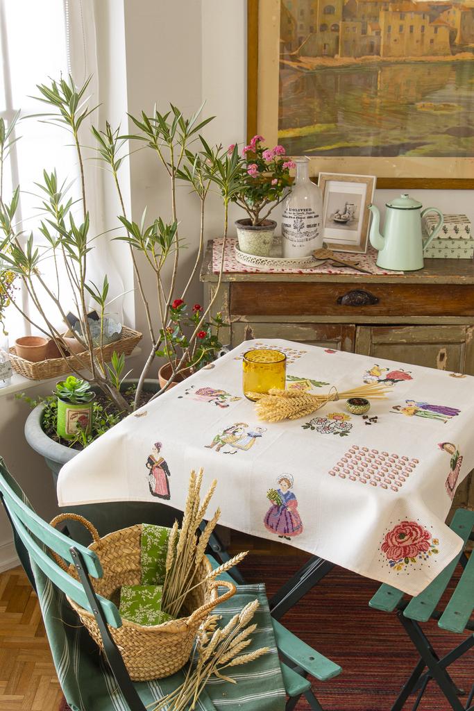 Découvrez le numéro 100 du magazine Création Point de Croix : édition anniversaire avec motifs de printemps, Provence, Pays Basque et abécédaires brodés.