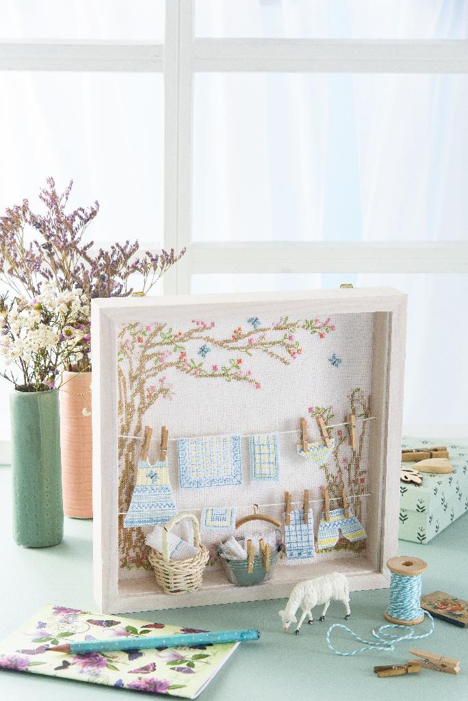 Découvrez le numéro 106 du magazine de broderie : fleurs de printemps, fruits, cérémonies et projets point de croix pour émerveiller votre entourage.