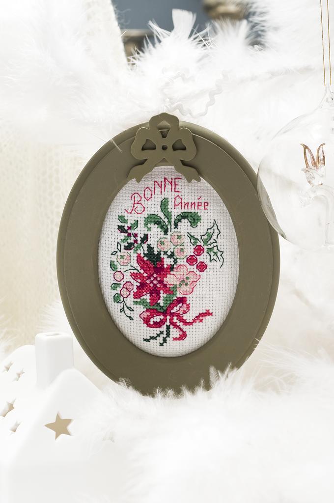 Découvrez le hors-série Spécial Noël de César Editions. Mille idées de cadeaux brodés au point de croix : tableaux, cartes, cœurs et motifs de fêtes à réaliser.