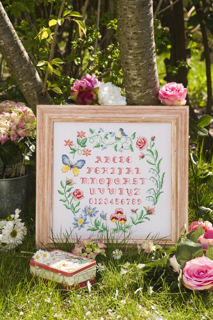 Découvrez le numéro 20 du magazine point de croix César Editions (mai/juin 2012). Fleurs, fruits, Petit Chaperon Rouge et broderies printanières pour enfants et adultes.