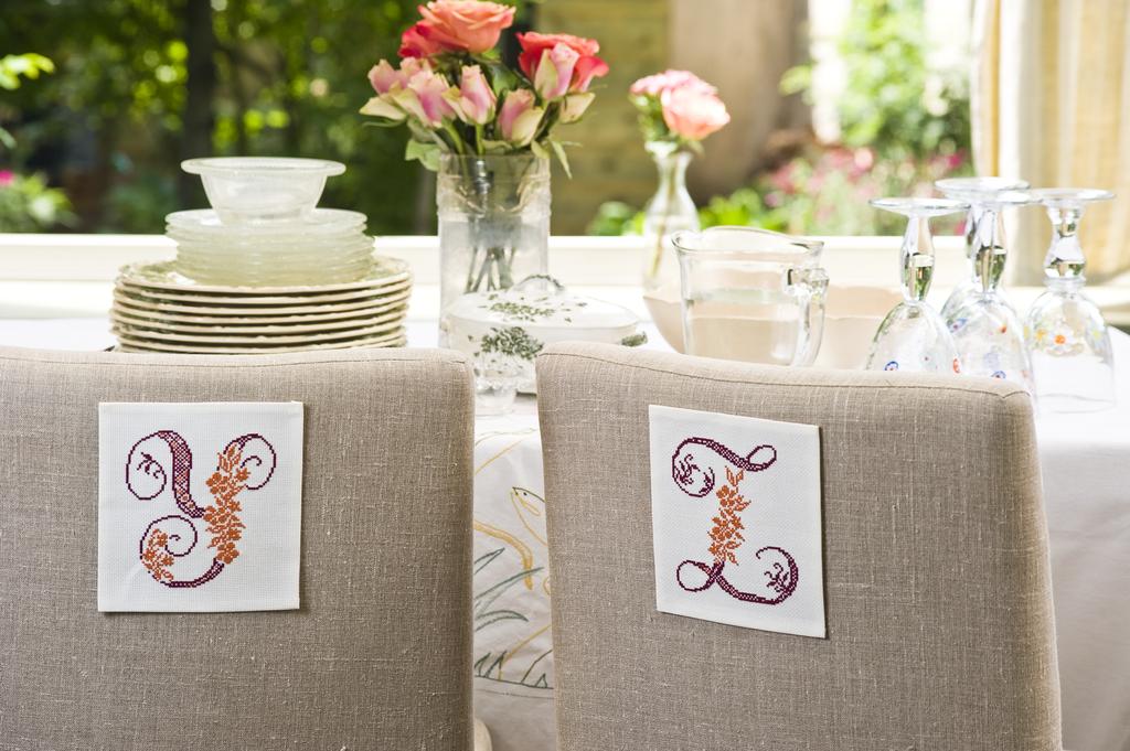 Découvrez le numéro 23 du magazine point de croix César Editions (sep/oct 2012). Motifs automne, fleurs, pommes et accessoires d’écolier à broder pour la rentrée.