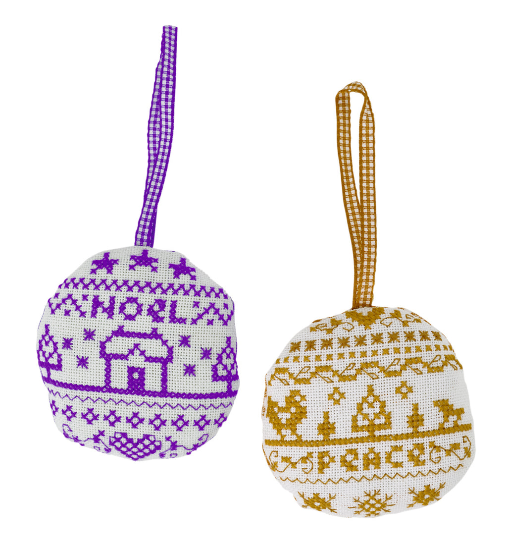 Hors-série Point de Croix spécial Noël : bottes, calendrier de l’avent, flocons et déco fêtes brodées. Plus de 25 créations par César Editions.