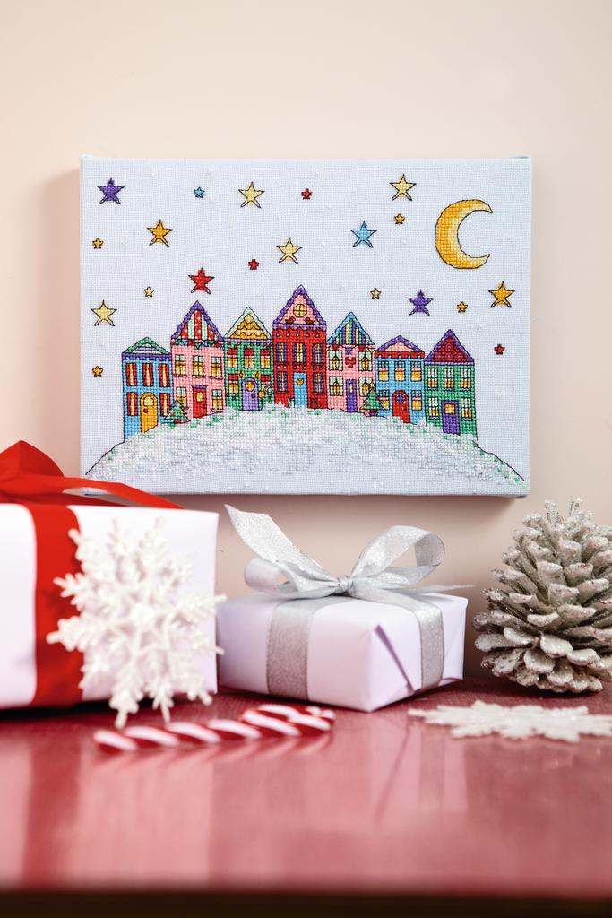 Magazine Point de Croix N°44 (Nov/Déc 2014) : spécial Noël scandinave, coussins, cartes de vœux et déco fêtes brodées. César Editions.