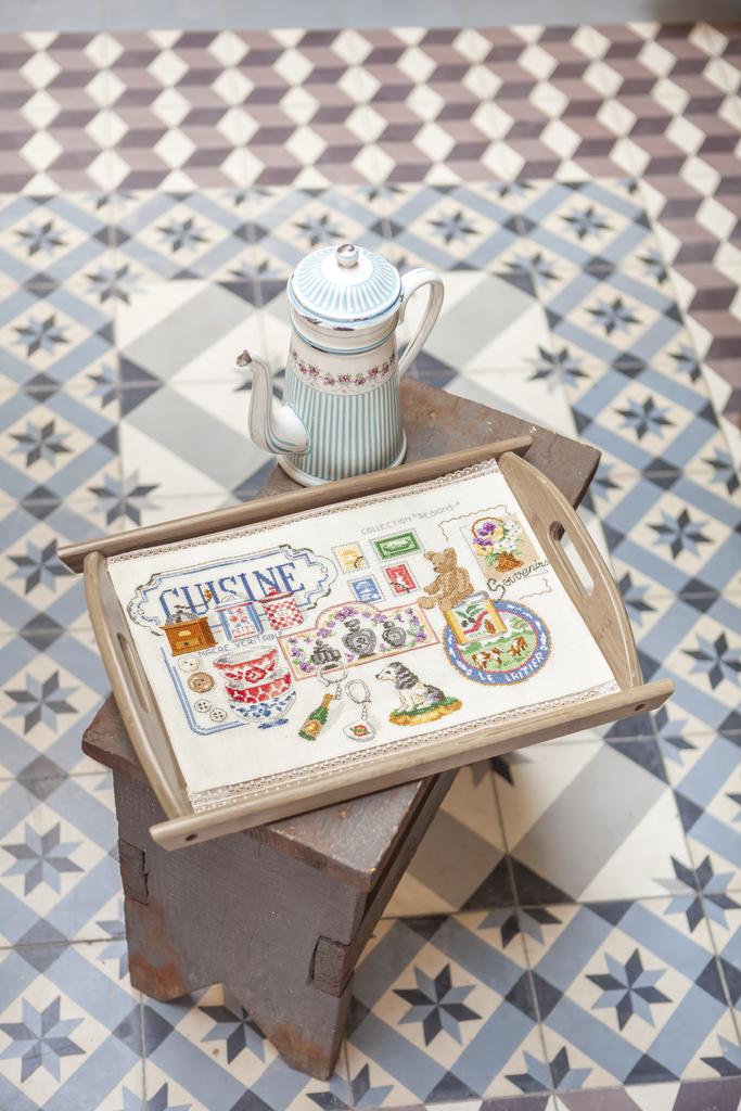 Magazine Point de Croix N°49 (Mars/Avr 2015) : motifs printaniers, herbes aromatiques, chouettes et modèles bébé. Grilles inédites par César Editions.